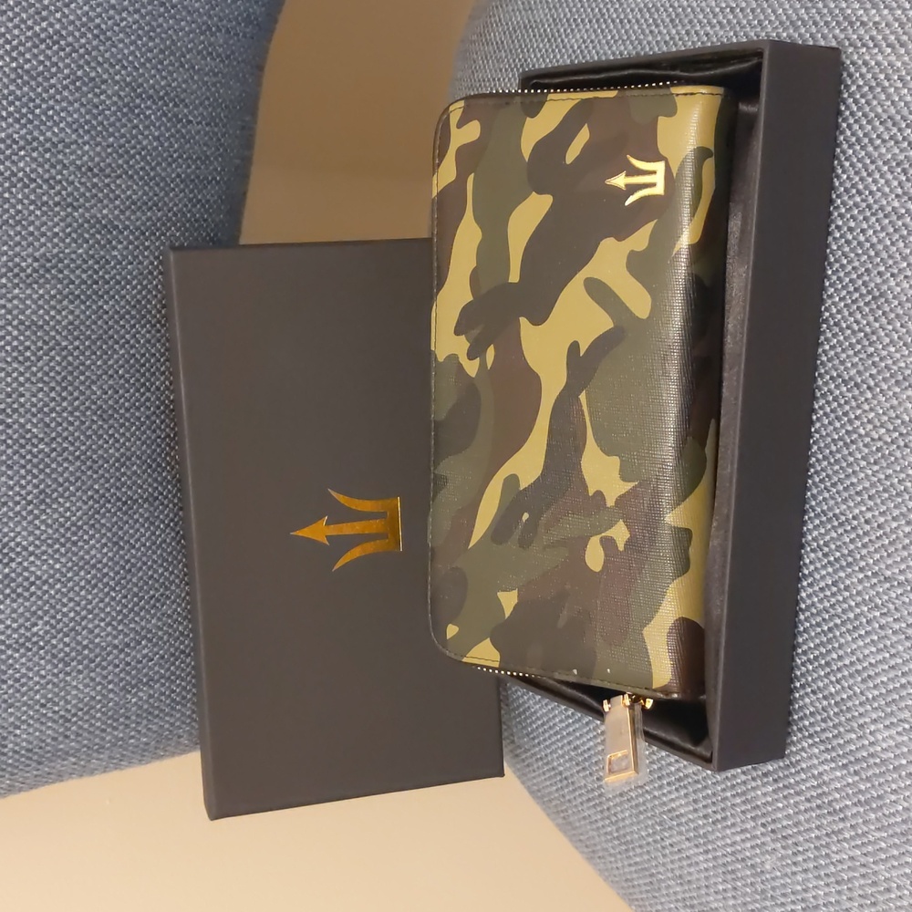New Spear Brands Camo Full Zip Wallet